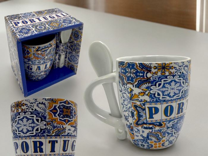 CANECA PORC C/COLHER E CAIXA GIFT  PEQ. (10x9x7CM)